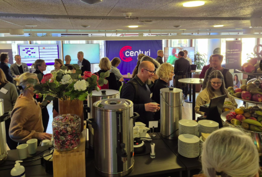 Personer som minglar och pratar på Kvalitetsmagasinet Live