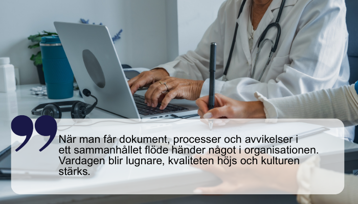 Två personer som arbetar vid ett skrivbord