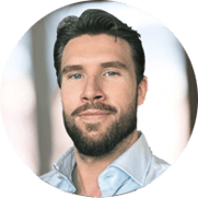 bild på en man i blå skjorta