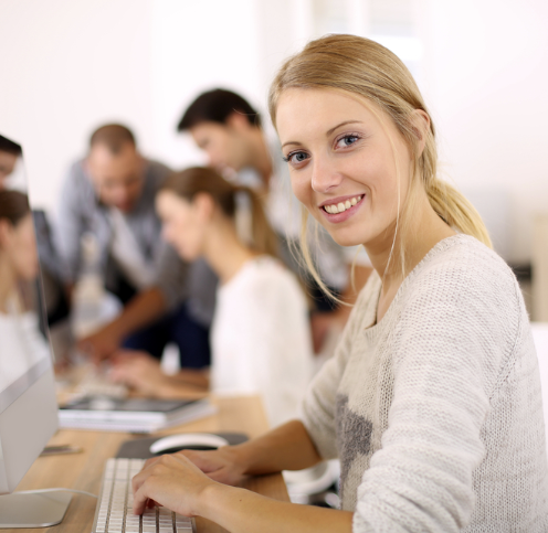 bild på en glad kvinna som arbetar med avtalshantering