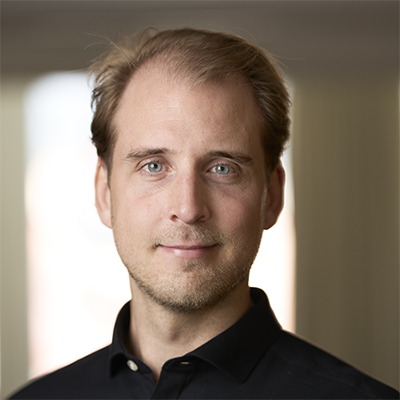 bild på leende Sebastian Olsson, CFO